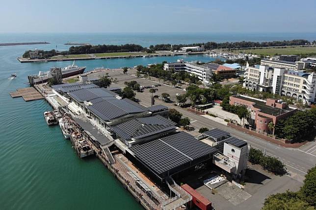 安平魚貨直銷中心設置屋頂型太陽光電系統案場空拍圖。（東準科技股份有限公司提供）