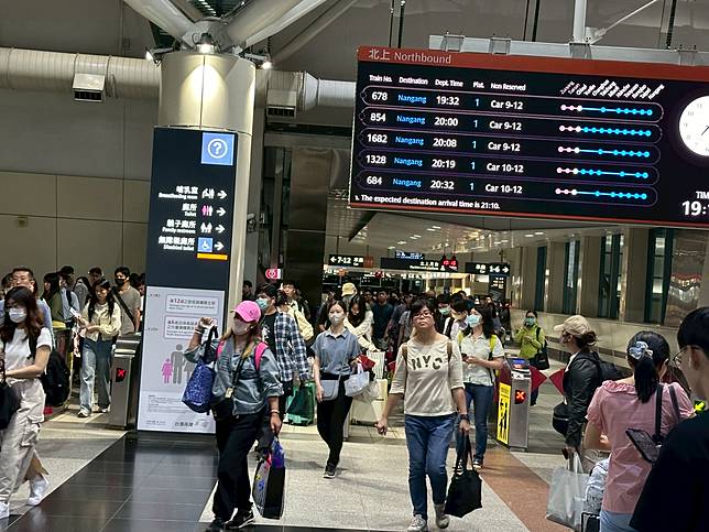 台灣高鐵公司宣布7月1日起再增班，每周總班次達1128班， 每周常態增加5班停靠雲嘉南彰化站。記者魯永明／攝影