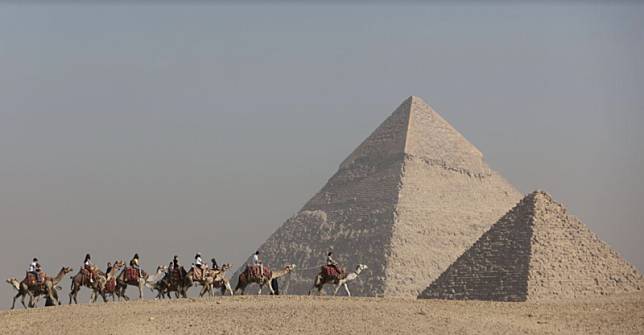 考古學家在埃及古夫金字塔入口處附近發現密道。（翻攝推特@Reuters）