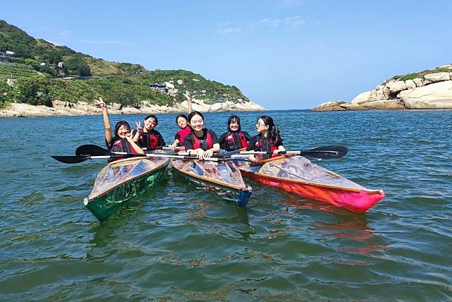 三艘蒙皮舟順利下水，學生們在龜島內海練習划行（海大提供）