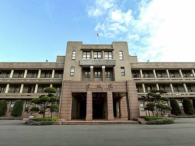 行政院人事總處13日公布明年政府行政機關辦公日曆表，總放假日數達120天，其中有9個連假，最多的為農曆春節假期9天假。（圖：行政院官網）