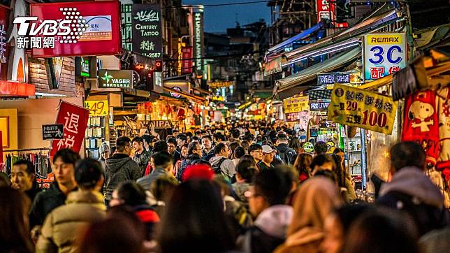 網友發現台灣夜市的攤位出現諧音梗。（示意圖／shutterstock達志影像）