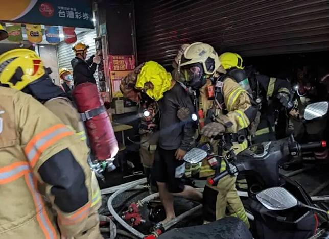 8日晚間10時許，台南永康區中正北路某彩券行發生火警，消防人員於2樓、4樓各救出受困男子。（圖／翻攝畫面）