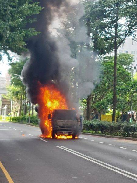 小貨車不明原因起火燃燒。圖：翻攝自再出發，蘆竹南崁資訊大小事資訊分享團（2）