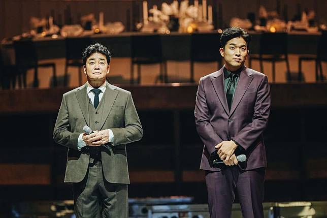 Anh Sung-jae on the set of ‘Culinary Class Wars’ with fellow judge Paik Jong-won (Photo: Netflix)