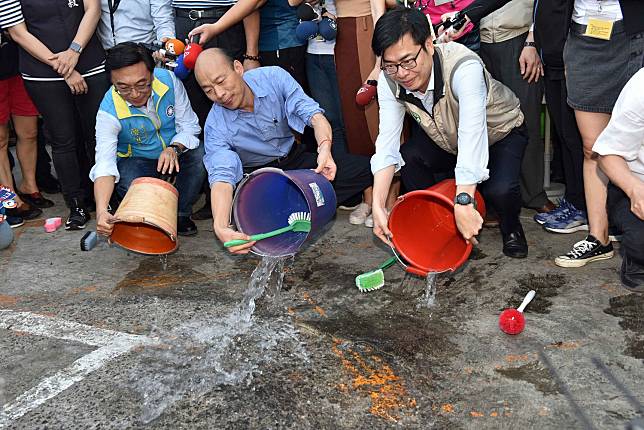 陳其邁、韓國瑜、陳宜民(右至左)示範清空容器防登革熱病媒蚊。   圖：高雄市政府／提供