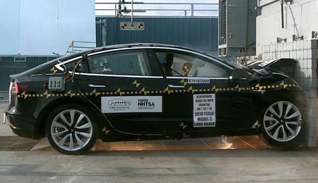 Tesla Model 3 雖然是 Tesla 最輕的電動車，安全性卻是最好。