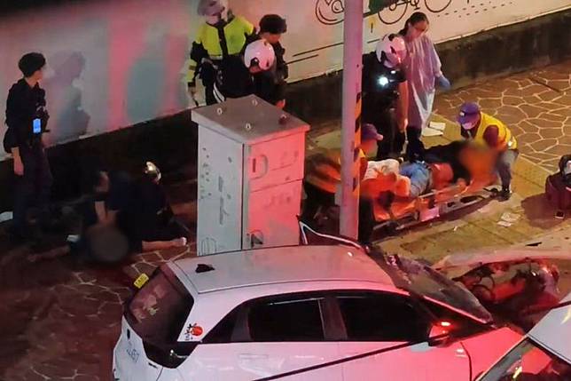 路人被撞倒失去呼吸心跳，救護人員緊急進行急救。民眾提供