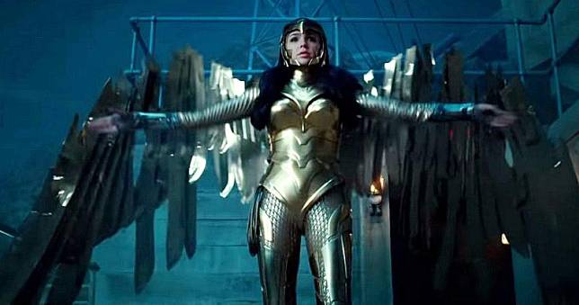 姬兒加杜再次扮演神奇女俠，更首次穿著黃金戰甲抗敵。（網上圖片）
