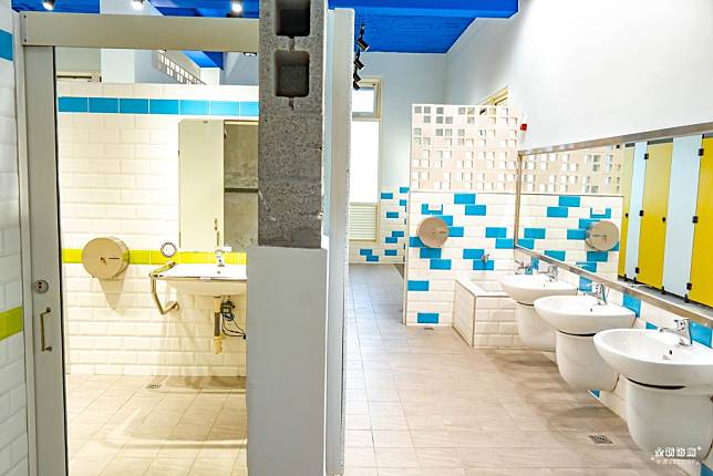 新竹市政府今年獲教育部國教署核定經費，啟動13校改善工程，共翻新整修75間老舊廁所，圖二為水源國小改建後的廁所。(圖由新竹市政府提供)