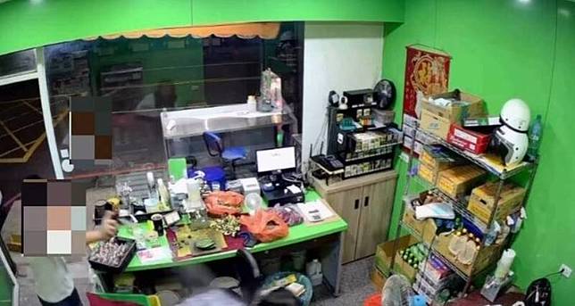 嘉市發生少年持辣椒水搶檳榔攤案件，警方8分鐘後將涉案少年查獲到案。(民眾提供)