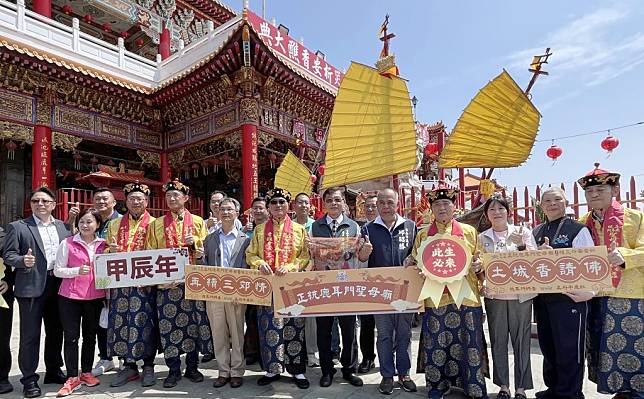 正統鹿耳門聖母廟甲辰科禳災祈安香醮二日迎請王船出塢。（記者陳治交攝）