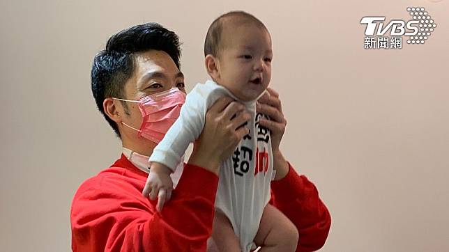 蔣萬安喜獲二寶蔣得宇，讓兒子穿起「我爸超帥」的可愛連身裝。（圖／TVBS）