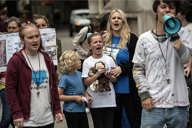 面對未成年兒少的醫療決策時，「兒少最佳利益」原則便是以兒少為主體，全盤協助兒少考量最好解方。圖為2017年7月24日，英國倫敦一場為「查理寶寶」查理．賈德（Charlie Gard）舉行的抗議活動。（攝影／Carl Court／Getty Images）