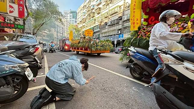 徐巧芯曬出自己拿香跪拜媽祖的照片，打臉曹興誠。（圖／翻攝徐巧芯臉書）
