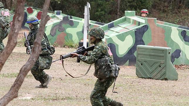 新兵訓練資料照。非當事人。國軍兵役改革後首梯次的一年期義務役新兵訓練、陸軍2226梯次於2024年3月進行期末鑑測，在台中成功嶺進行。郭宏章攝