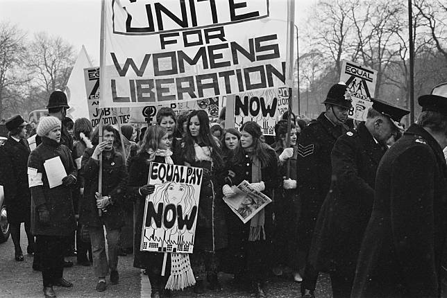 Members of the National Women\'s Liberation Movement, on an equal rights march from Speaker\'s Corner to No.10 Downing Street, to mark International Women\'s Day, London, 6th March 1971. One woman is carrying a placard reading \'Equal Pay Now\'. On the right, a woman is holding a copy of the Trotskyist publication \'Red Mole\'. (Photo by Daily Express/Hulton Archive/Getty Images)