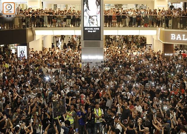 「和你唱」的商場示威中，多會播放《願榮光歸香港》。