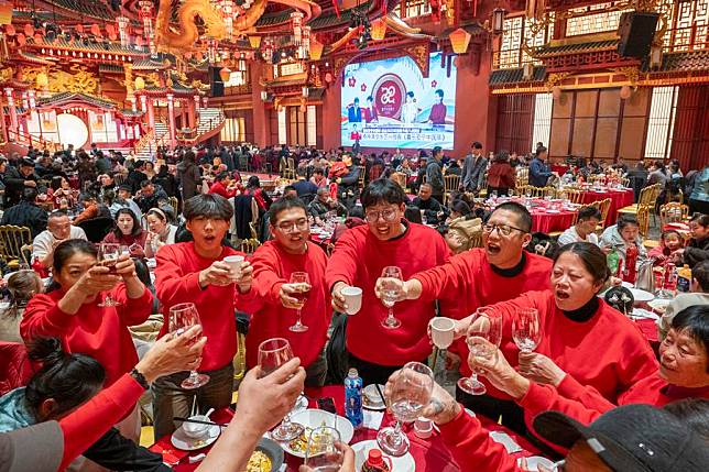 People have reunion meals at a restaurant in Wuhu City, east China's Anhui Province, Jan. 28, 2025. (Photo by Xiao Benxiang/Xinhua)