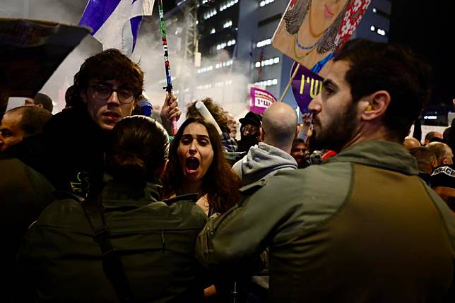 Israelis clash with police during a protest demanding an immediate ceasefire in Gaza and the release of Israeli hostages, in Tel Aviv, Israel, on Jan. 4, 2025. (Photo by Jamal Awad/Xinhua)