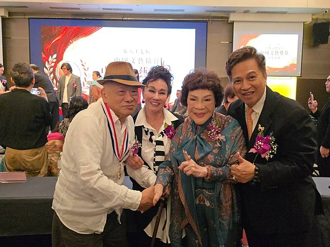 曹金鈴(左二)與凌峰(左起)、周遊、李朝永合照留念。曹金鈴提供