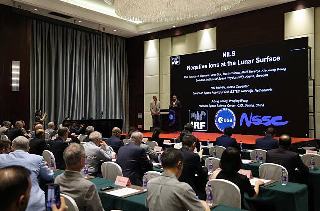 A guest from the European Space Agency (ESA) speaks at a workshop focusing on the international payloads carried by Chang'e-6 in Haikou, south China's Hainan Province, May 3, 2024. (Xinhua/Jin Liwang)