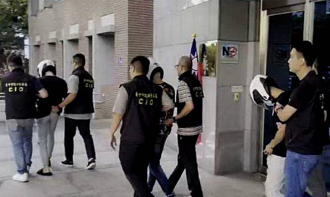 台中市七期豪宅「虐殺命案」，警方昨日將劉姓主嫌等四人依殺人、毒品等罪嫌移送地檢署偵辦。 （記者陳金龍翻攝）