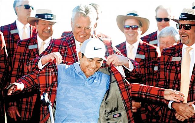 潘政琮以1桿之差逆轉球王D.強森，勇奪PGA美巡賽傳承者盃冠軍，在眾人簇擁下披上傳統格子外套。(美聯社)