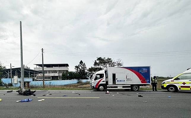 女照護員騎機車撞上違停物流貨車，送醫不治。(警方提供)