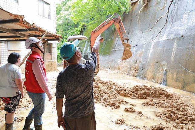 基隆碧砂山水社區在山陀兒颱風中遭受重創，市長謝國樑前往關切復原進度。 （基隆市政府提供）