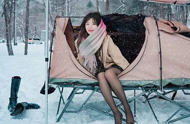 李多慧日前獨自去露營，在零下14度的雪地中，李多慧下半身只穿一件短裙跟黑絲襪。 圖：翻攝自李多慧YT頻道