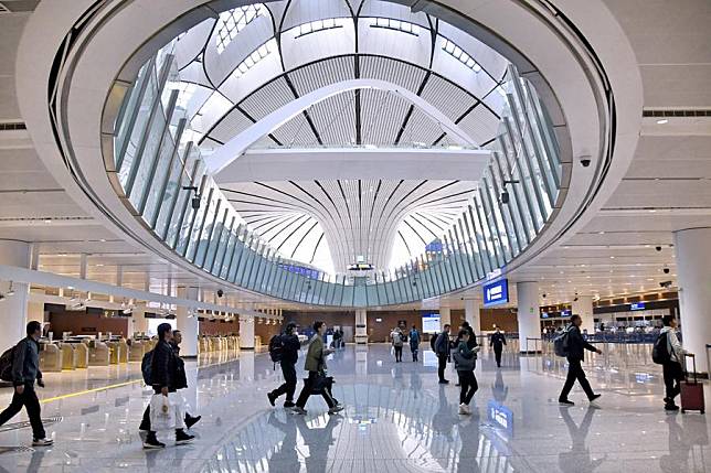 Foreign tourists go through customs at the Beijing Daxing International Airport in Beijing, capital of China, Dec. 27, 2024. (Xinhua/Ju Huanzong)