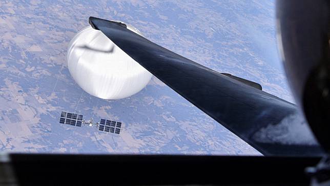 美國空軍U-2高空偵察機飛行員2月3日在2.1萬公尺高空與中國間諜氣球自拍。路透社/美國空軍