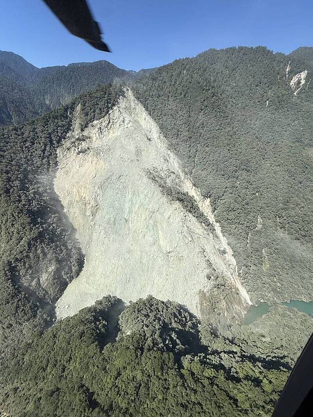 花蓮縣萬里溪上游新增一處堰塞湖，今天上午由內政部空勤總隊支援直升機空中勘查。(林保署花蓮分署提供)
