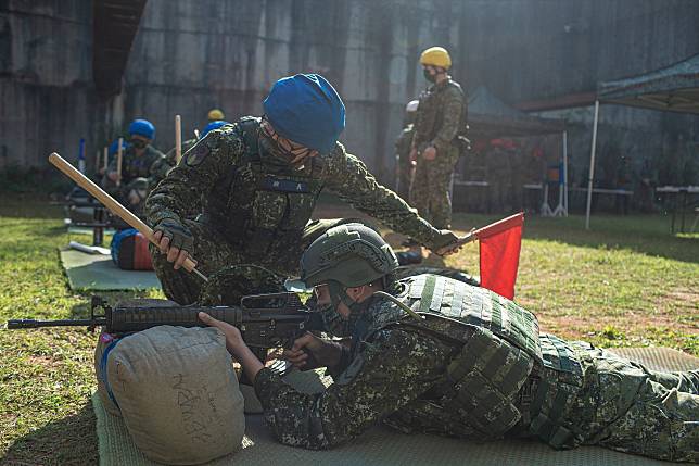 陸軍步兵206旅新制教召11日實施實彈射擊。   圖：軍聞社提供