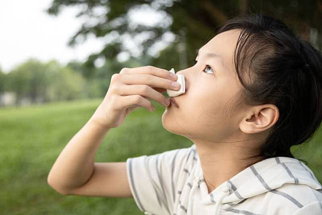 突然流鼻血怎麼辦？抬頭能止血？原因、處理方法一次看