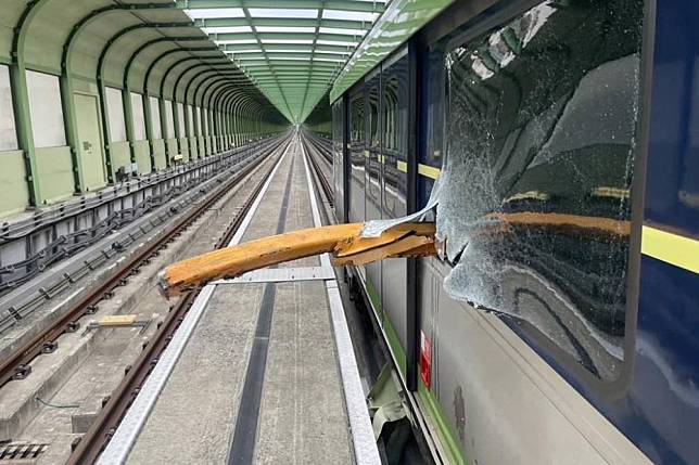 吊車吊起的鋼架鐵條掉落，砸中正在行駛中的捷運列車。（爆料網公開版臉書）