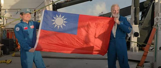 林穎聰(左)與美國深海探險家維斯科沃手持中華民國國旗合影。(擷取自YouTube)