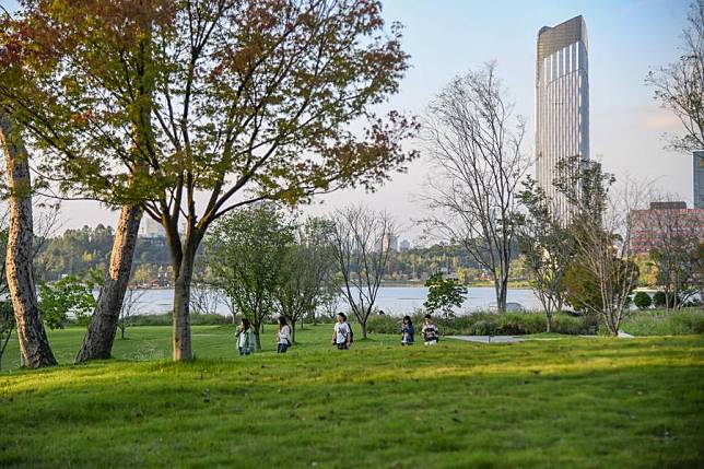 People take a walk by the side of Xinglong Lake in Tianfu New Area, southwest China's Sichuan Province, Oct. 17, 2024. (Xinhua/Wang Xi)