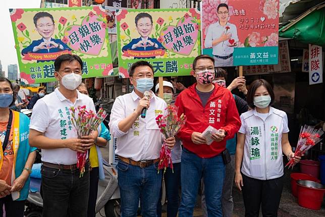 民進黨立委趙天麟偕議員及參選人市場發送康乃馨，祝福勞苦功高的媽媽們健康平安、佳節愉快。（記者吳文欽攝）