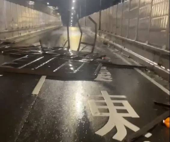 台北市正氣橋（基隆路口）31日晚間8時許發生遮雨棚架掉落橋面阻路事件，警方已請相關單位協助移除。（圖／翻攝畫面）