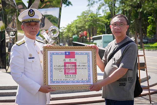 海軍陸戰隊28日舉行「聯興22號演習將士追悼紀念儀 式」，指揮官馬群超中將（左）致贈遺眷代表「旌忠 狀」。 （立委林岱樺國會辦公室提供） 中央社記者吳書緯傳真 113年6月29日