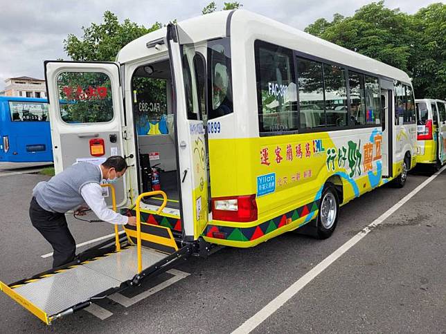 宜蘭縣政府協助葛瑪蘭客運業者汰舊換新車輛，添購 16輛全新市區公車，包含12輛無障礙中型巴士、4輛9 人座小客車，為縣民建立有愛無礙的友善乘車環境。 中央社記者沈如峰宜蘭縣攝 110年11月22日  
