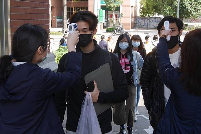 國立臺灣師範大學凌晨傳出一名學生確診。照片為該校為學生量測體溫，非當事人。   圖：翻攝國立臺灣師範大學臉書