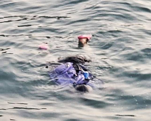 有人發現一名女子在海中載浮載沉。網圖