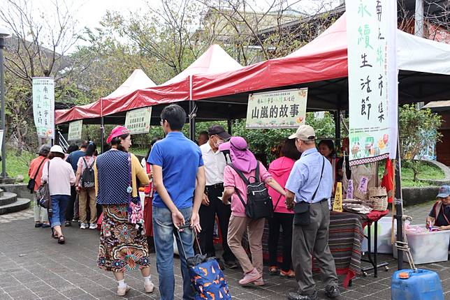 「南庄綠市集．永續生活節」友善農產行銷推廣活動五日在遊客中心廣場登場。（記者謝國金攝）