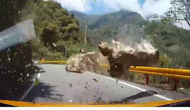 昨日地震時，有民眾行經中橫便道險遭落石擊中。   圖：翻攝台灣記者資訊平台臉書