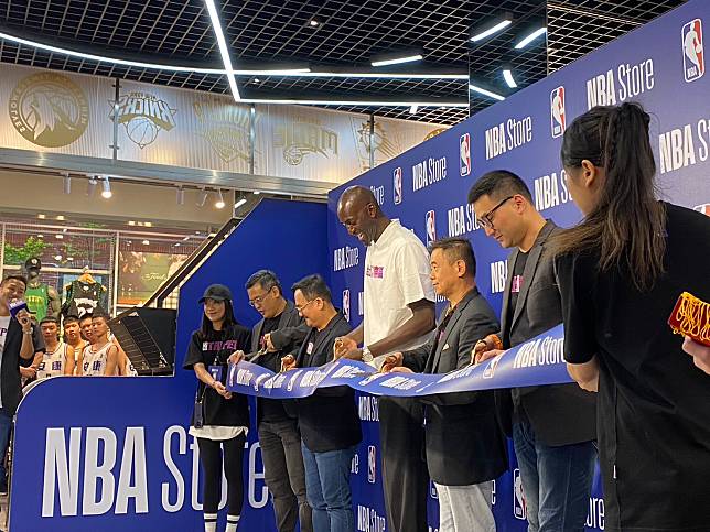 現身台北替NBA Store剪綵 「狼王」Garnett看好塞爾提克能衛冕