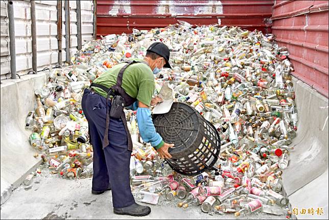 目前坊間回收商幾乎不收玻璃瓶，屏東市都是由公所清潔人員收取，不會隨著一般垃圾進入焚化廠。(記者葉永騫攝)