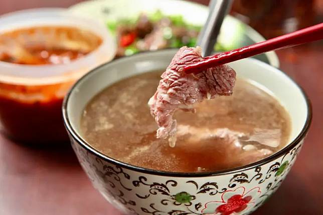 米其林公布2024年1月入選餐廳名單，台北與台南各有2家上榜，其中包含台南的順德牛肉湯，強調牛骨、牛筋等熬煮湯頭，沒有另加蔬果，「純牛味」是其僕特的美味關鍵。（圖／楊為仁提供）